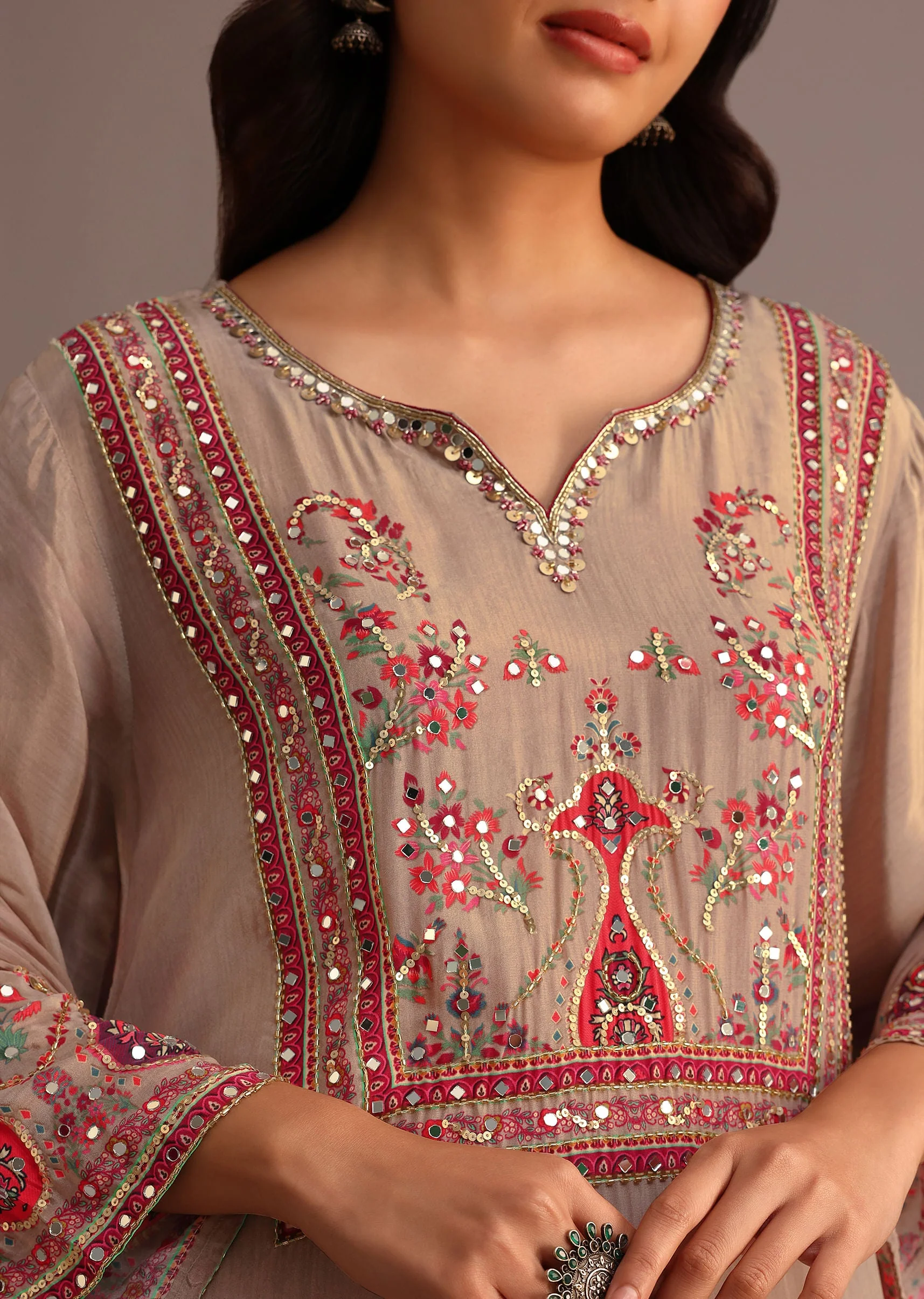Beige Printed Kurti Pant Set With Chiffon Dupatta - Image 2