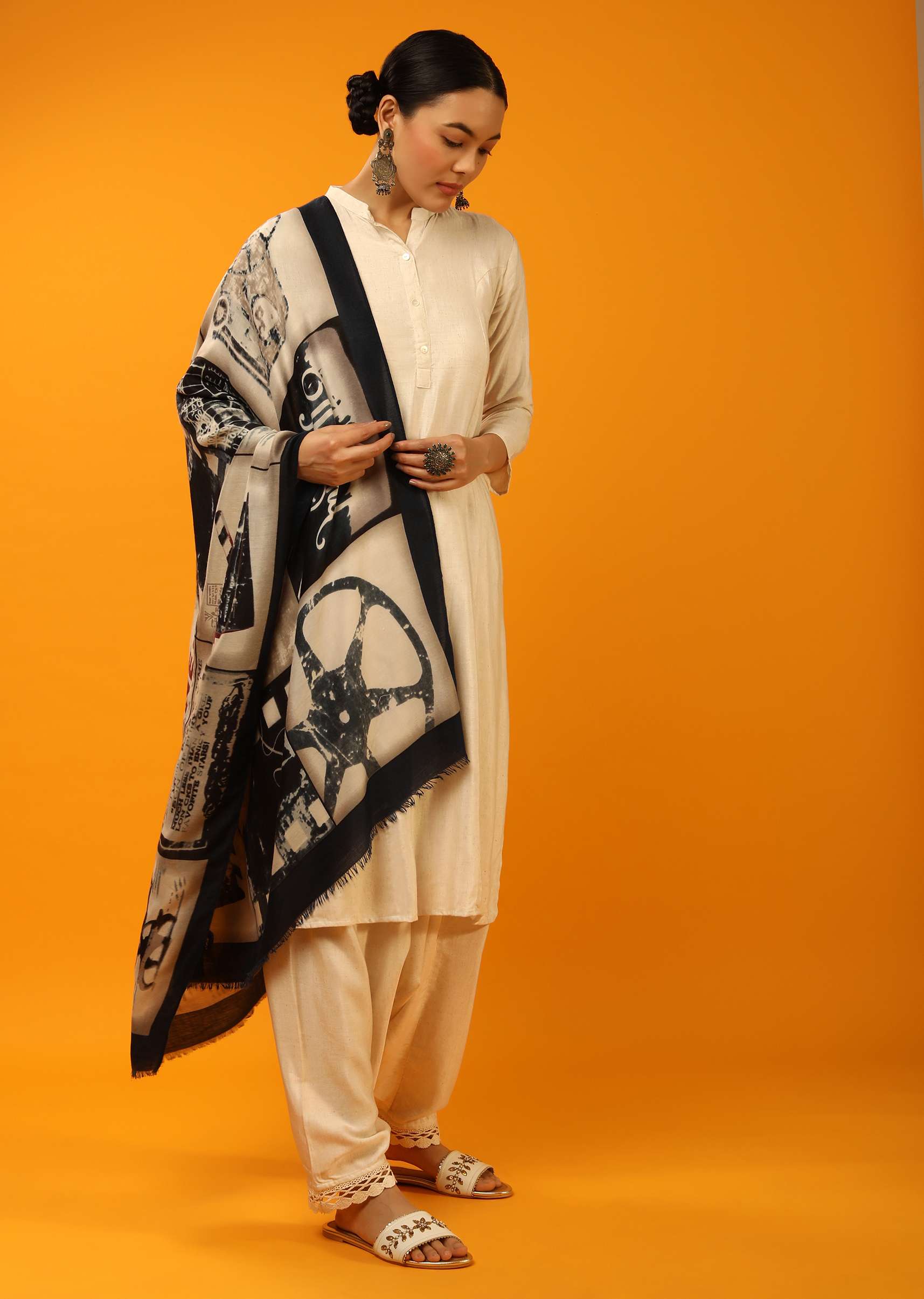 Blue And Grey Scarf In Cotton Blend With Digital Print Online - Kalki Fashion - Image 3