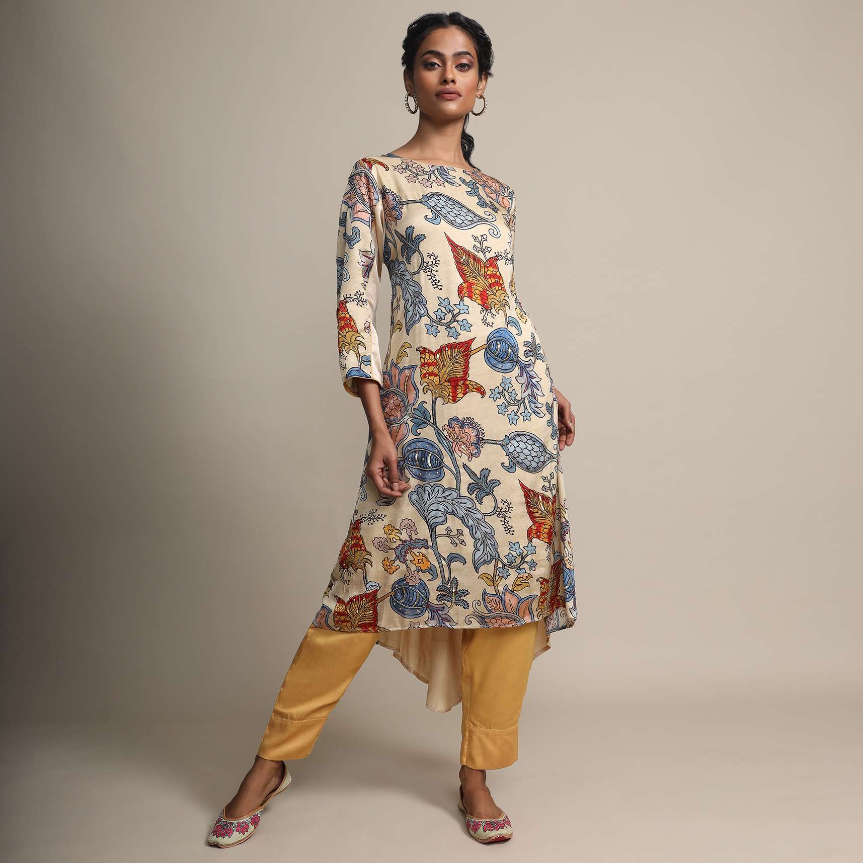 Cream Digital Floral Printed Top With Contrasting Golden Pants - Image 6