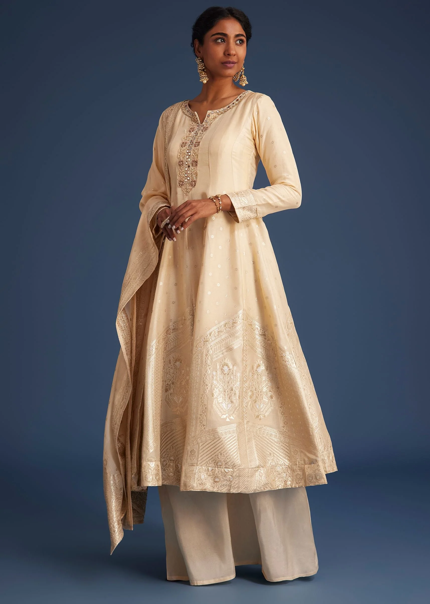 Cream Jacquard Kurta Set With Banarasi Silk Dupatta - Image 3