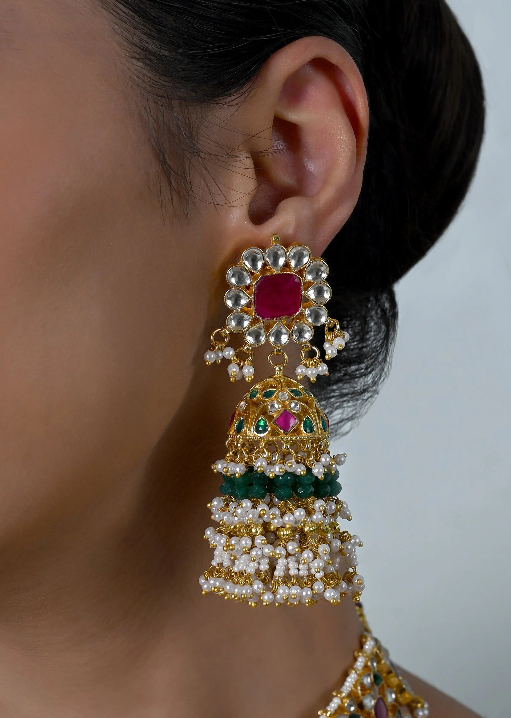 Green Kundan Necklace Set With Earrings And Maang Tikka - Image 2