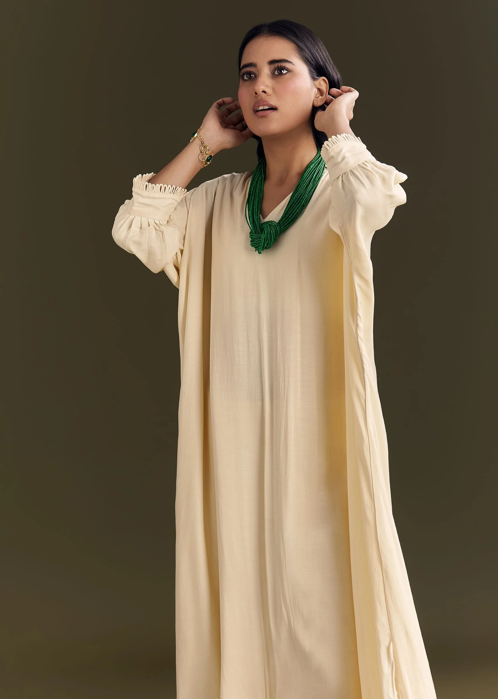 Ivory White Kurta Pant Set With Green Beaded Neckpiece - Image 4