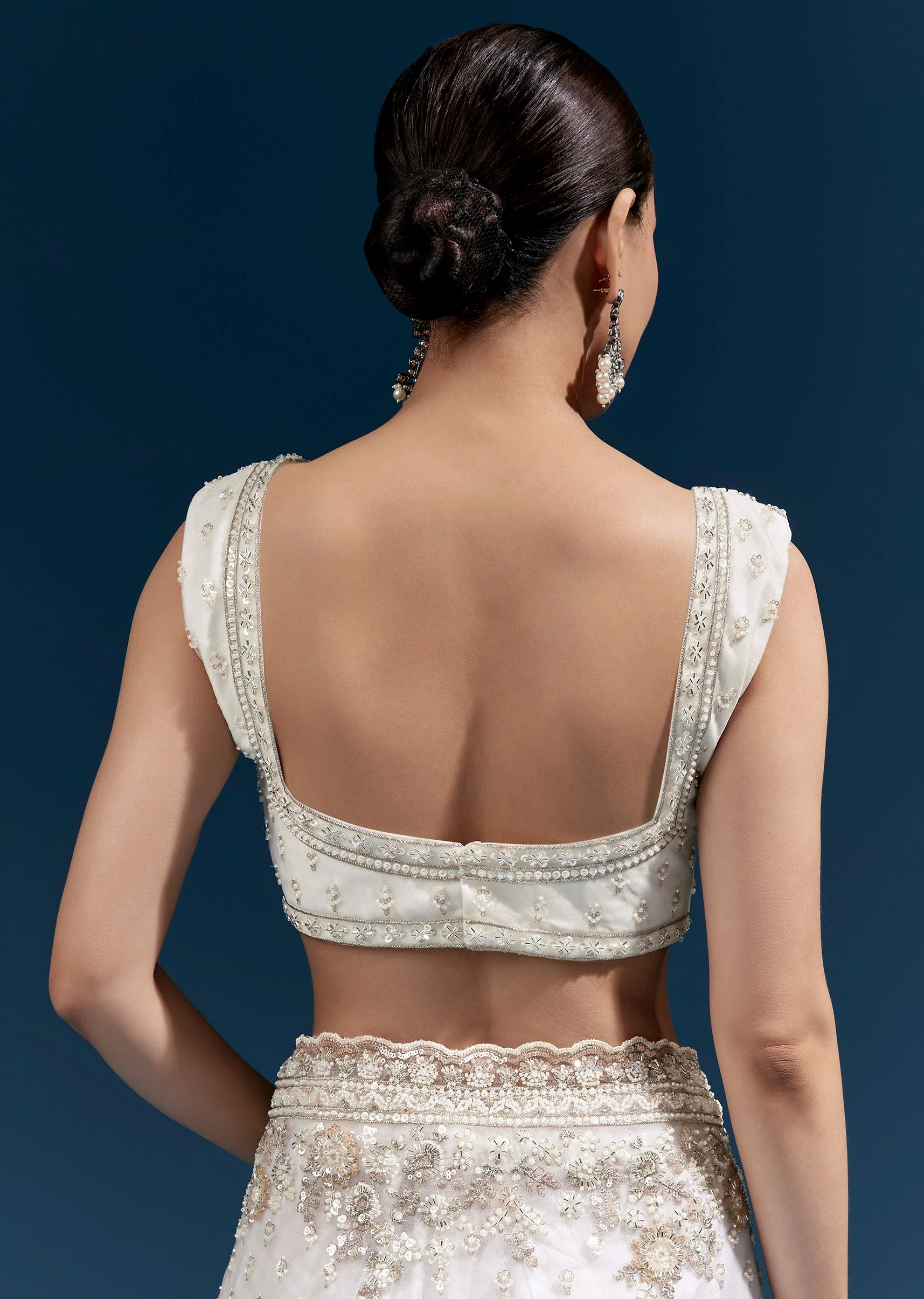 Off White Heavy Embroidered Net Saree With Scalloped Border And Tasselled Pallu - Image 8