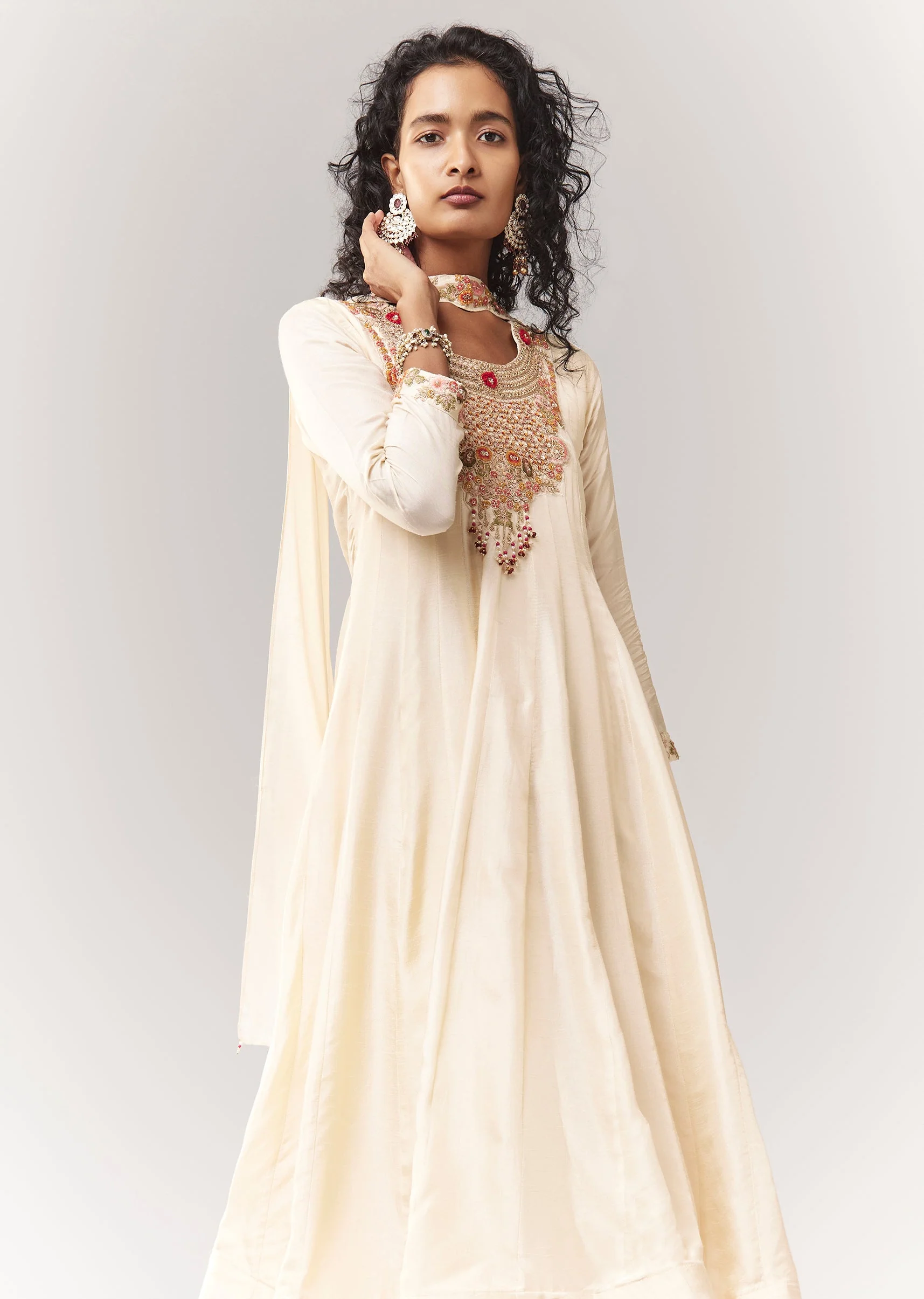 Off White Zardosi And Thread Work Anarkali With Choker Style Dupatta - Image 4