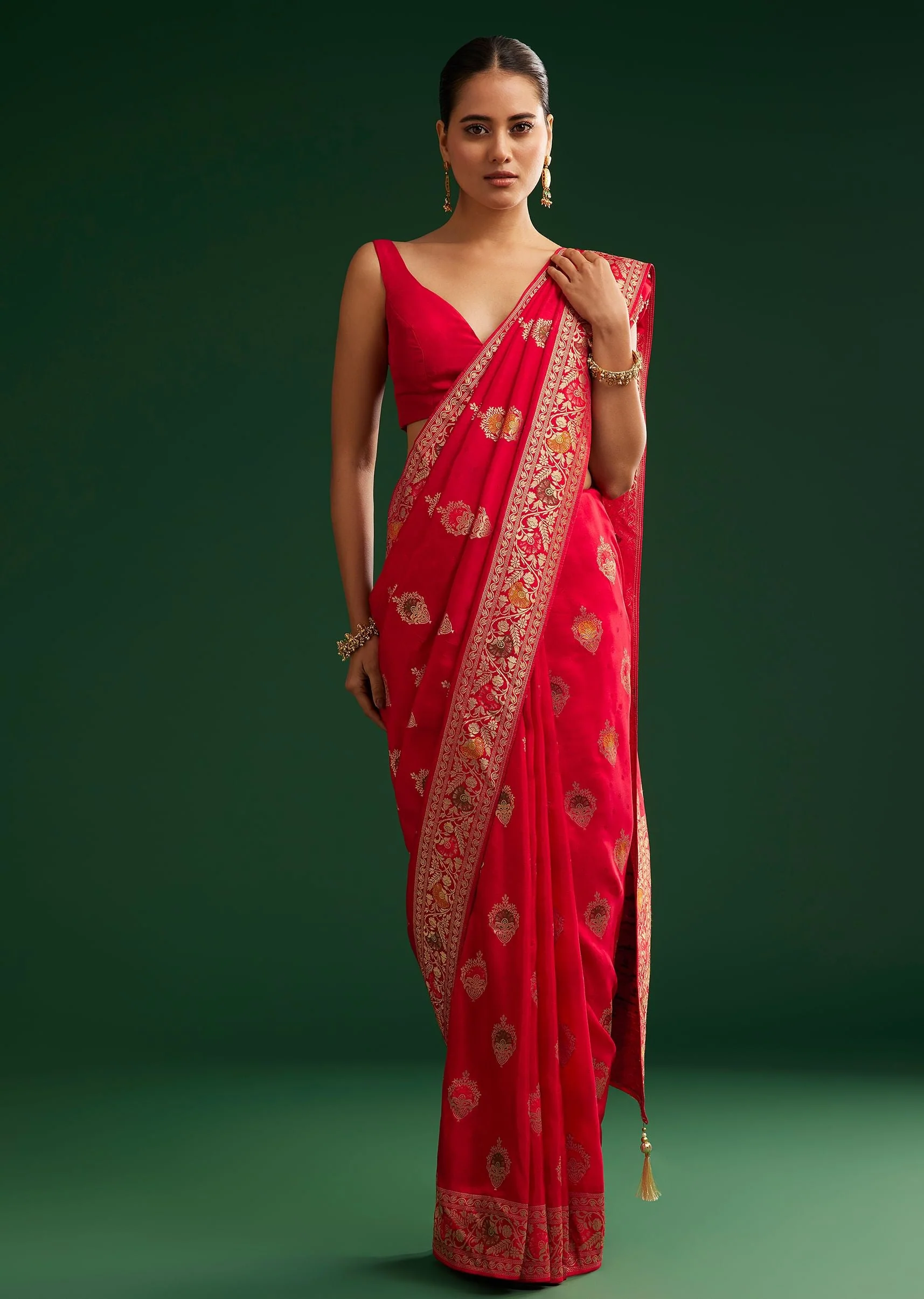 Red Dola Silk Saree With Zari Detailing - Image 3