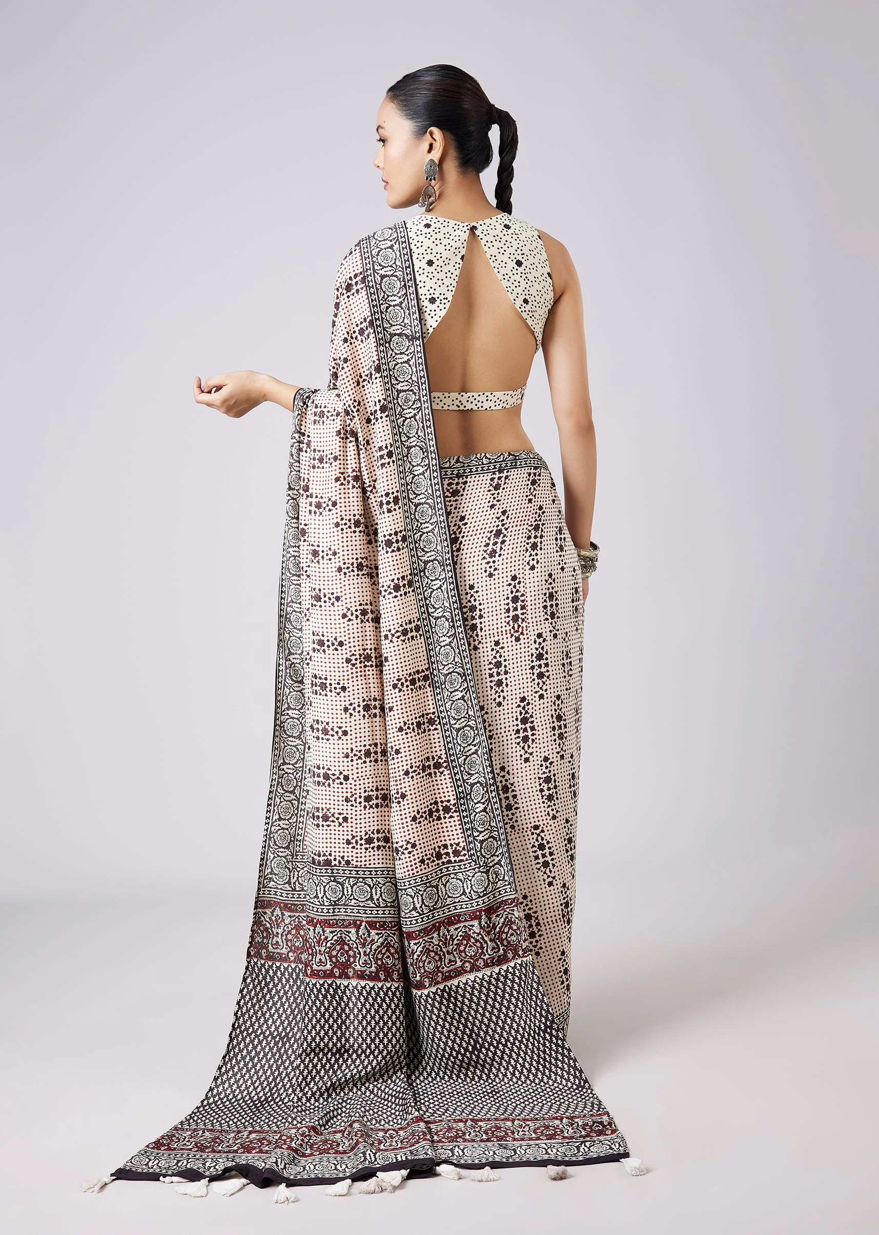 White Block Printed Motif Saree with Unstitched Blouse - Image 4