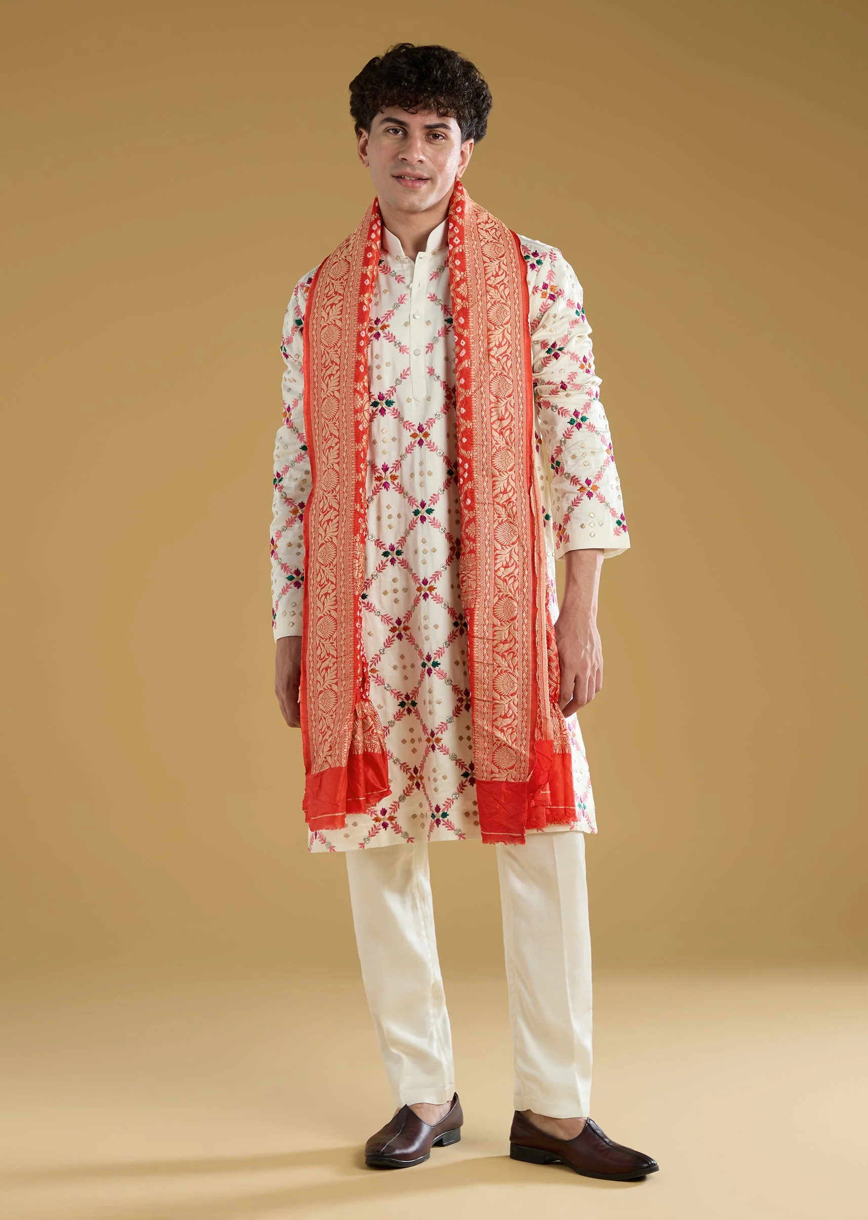 White Kurta With Floral Motif And Hand Dyed Bandhani Dupatta Set - Image 2