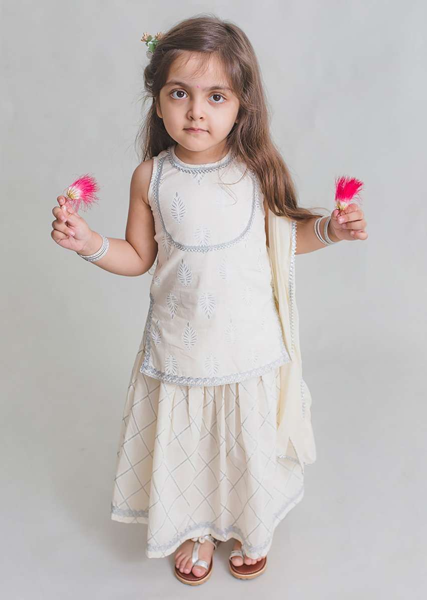 Kalki Girls White Lehenga And Kurti Set In Cotton With Self Print And Lace Work By Tiber Taber - Image 3