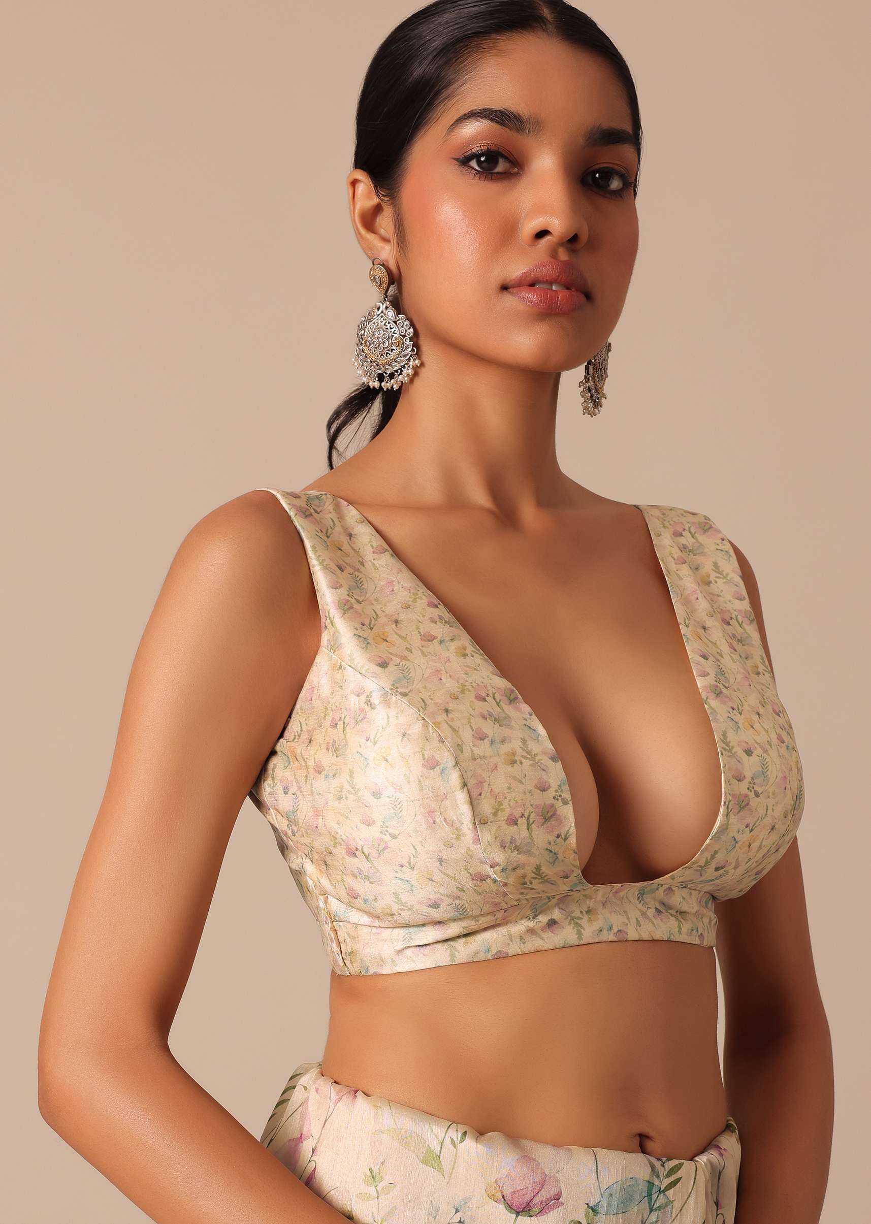 White Saree With Cutwork Scallop Border In Tussar And Unstitched Blouse Piece - Image 7